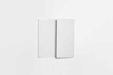 A4 mü? Kağıtlı Boş Kağıt Broşür yumuşak gri arka planda gölgeli bir model. Yüksek çözünürlüklü fotoğraf. Üst görünüm