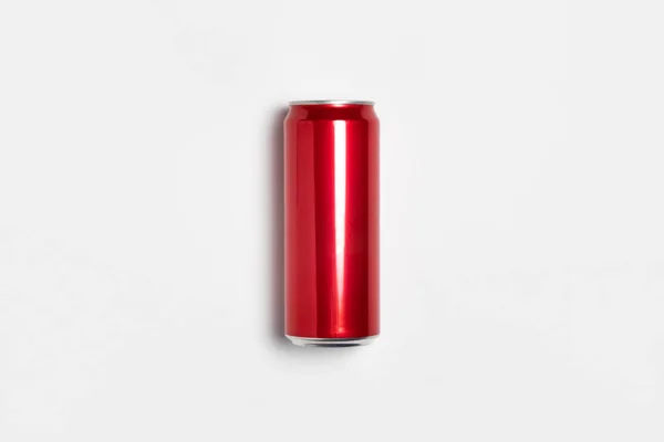 アルミ赤ソーダ缶モックアップを薄灰色の背景に隔離高解像度の写真トップ表示 — ストック写真