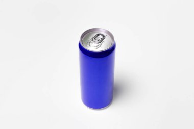 Alüminyum mavi soda kutusu modeli açık gri arka planda izole edildi. Yüksek çözünürlüklü fotoğraf. Üst görünüm.