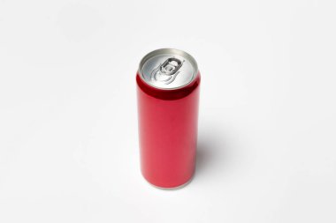 Alüminyum kırmızı soda kutusu modeli açık gri arka planda izole edildi. Yüksek çözünürlüklü fotoğraf..