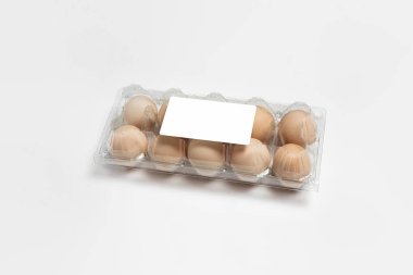 Şeffaf yumurta paketleme tepsisi üst görünümü beyaz arka planda izole edildi. 10 parça kahverengi yumurta. Yüksek çözünürlüklü fotoğraf.