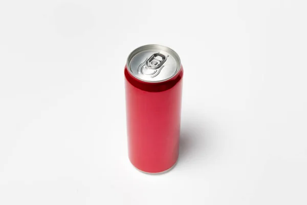 Aluminio Rojo Soda Can Mock Aislado Sobre Fondo Gris Claro — Foto de Stock