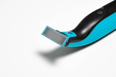 Kırpma yolu olan beyaz arka planda izole edilmiş adam için modern batarya elektrikli tıraş makinesi. Yüksek çözünürlüklü fotoğraf. Yakın çekim..