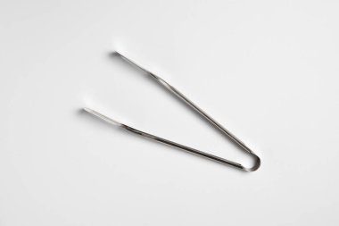 Beyaz arka planda izole edilmiş mutfak maşası servis ediyorum. Yüksek çözünürlüklü fotoğraf.