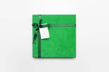 Kurdeleli yeşil hediye kutusu ve isim etiketi beyaz arkaplanda izole edildi. Yüksek çözünürlüklü fotoğraf.