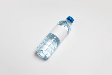 Beyaz arka planda izole edilmiş boş etiketli soda şişesi modeli. Yüksek çözünürlüklü fotoğraf..