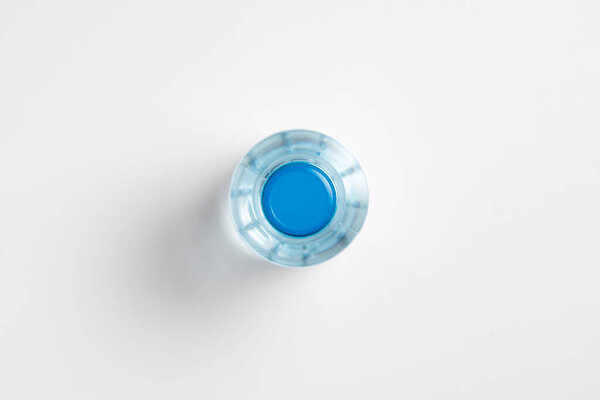 Макет бутылки с содовой водой с чистым этикеткой изолирован на белом фоне.
.