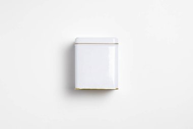 Beyaz kare Tin Packaging Beyaz arka planda Mock. Çay, kahve, kuru ürünler. Teneke kutu. Yüksek çözünürlüklü fotoğraf.