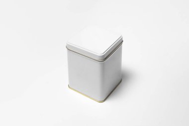 Beyaz kare Tin Packaging Beyaz arka planda Mock. Çay, kahve, kuru ürünler. Teneke kutu. Yüksek çözünürlüklü fotoğraf.