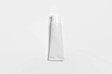 Boş Kozmetik Tüp Krem veya Jel paketi beyaz arka planda izole edildi. Diş macunu. Yüksek çözünürlüklü fotoğraf.