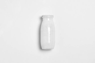 Süt ürünleri için vida kapaklı beyaz parlak plastik şişe süt, yoğurt, krema, tatlı. Paketleme Şablonu. Yüksek çözünürlüklü fotoğraf.