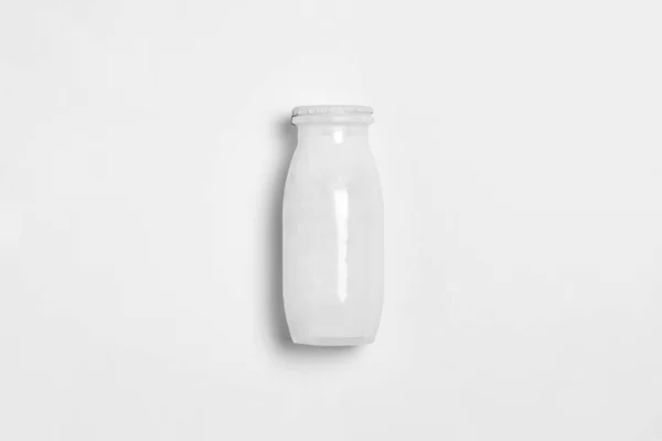 Süt Ürünleri Için Vida Kapaklı Beyaz Parlak Plastik Şişe Süt — Stok fotoğraf