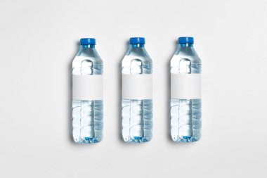 Soda şişeleri. Beyaz arka planda izole edilmiş boş etiketli. Yüksek çözünürlüklü fotoğraf..