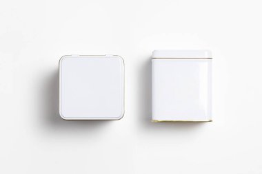 Beyaz arka planda beyaz kare teneke ambalaj modeli. Çay, kahve, kuru ürünler. Teneke kutu. Yüksek çözünürlüklü fotoğraf.