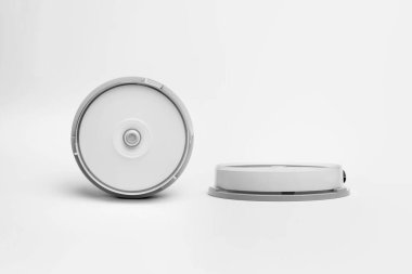 Marka tasarımı için beyaz izole edilmiş küçük plastik kutu kutularını kapat. Cd mücevheri, yumuşak gri arka planda. Dvd veya CD diski