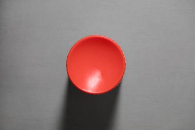 Gri arkaplanlı plastik kavanoz modeli. Yüksek çözünürlüklü fotoğraf..