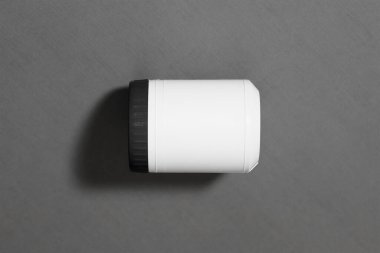 Gri arkaplanlı plastik kavanoz modeli. Yüksek çözünürlüklü fotoğraf..