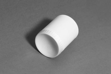 Gri arkaplanlı plastik kavanoz modeli. Yüksek çözünürlüklü fotoğraf..