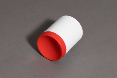Gri arkaplanlı plastik kavanoz modeli. Yüksek çözünürlüklü fotoğraf..