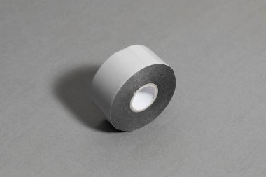 Gri arka planda çift taraflı yapıştırıcı bant. Yüksek çözünürlüklü fotoğraf..