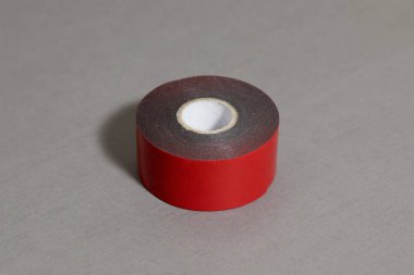 Gri arka planda çift taraflı yapıştırıcı bant. Yüksek çözünürlüklü fotoğraf..