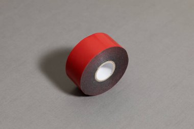 Gri arka planda çift taraflı yapıştırıcı bant. Yüksek çözünürlüklü fotoğraf..