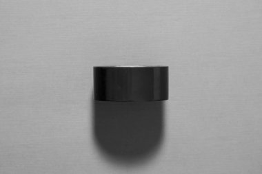 Gri arka planda çift taraflı yapıştırıcı bant. Yüksek çözünürlüklü fotoğraf..