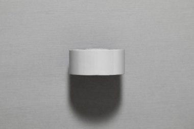 Gri arka planda çift taraflı yapıştırıcı bant. Yüksek çözünürlüklü fotoğraf..