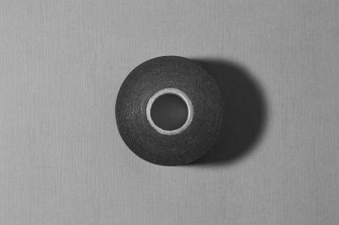 Gri arka planda çift taraflı yapıştırıcı bant. Yüksek çözünürlüklü fotoğraf..