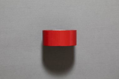 Gri arka planda çift taraflı yapıştırıcı bant. Yüksek çözünürlüklü fotoğraf..