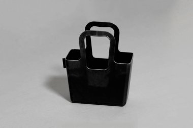 Bitki veya çiçekler için siyah plastik sepet, konteyner, gökkuşağı plastik pota. Yüksek çözünürlüklü fotoğraf..