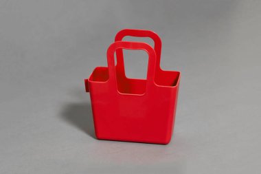 Çiçekler, saksı, gökkuşağı plastik lazımlığı için kırmızı plastik sepet. Yüksek çözünürlüklü fotoğraf..