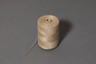 Linen String gri bir arka planda izole edildi. İkiz makarası. Yüksek çözünürlüklü fotoğraf..