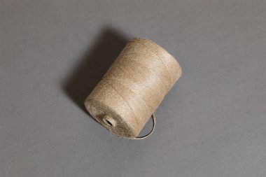 Linen String gri bir arka planda izole edildi. İkiz makarası. Yüksek çözünürlüklü fotoğraf..