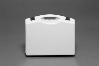 Beyaz plastik ilk yardım çantası beyaz arka planda. Yüksek çözünürlüklü fotoğraf..