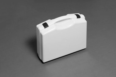 Beyaz plastik ilk yardım çantası beyaz arka planda. Yüksek çözünürlüklü fotoğraf..