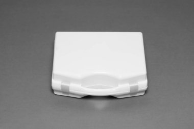 Beyaz plastik ilk yardım çantası beyaz arka planda. Yüksek çözünürlüklü fotoğraf..