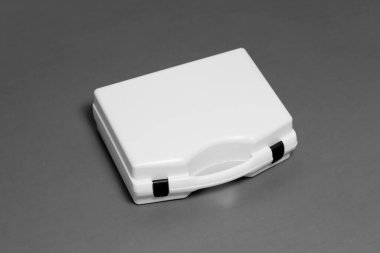 Beyaz plastik ilk yardım çantası beyaz arka planda. Yüksek çözünürlüklü fotoğraf..