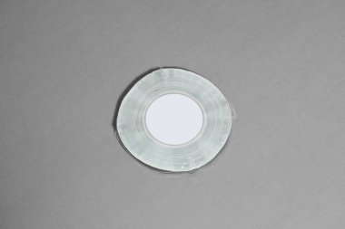 Gri arkaplanda boş etiketli yapıştırıcı bant. Yüksek çözünürlüklü fotoğraf..