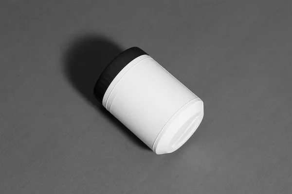 Plastikowe Jar Mock Pokrywą Szarym Tle Fotografia Wysokiej Rozdzielczości — Zdjęcie stockowe
