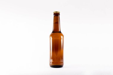 Beyaz arka planda tam kahverengi bira modeli. Yüksek çözünürlüklü fotoğraf.