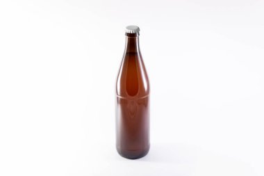 Beyaz arka planda tam kahverengi bira modeli. Yüksek çözünürlüklü fotoğraf.