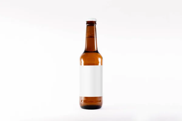 Full Brown Beer Bottle Mock Com Uma Etiqueta Branco Fundo — Fotografia de Stock