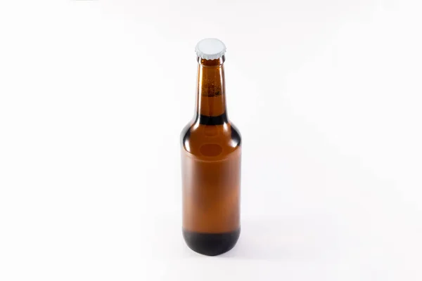 Full Brown Beer Bottle Mock Witte Achtergrond Hoge Resolutie Foto — Stockfoto