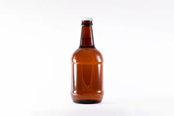 Full Brown Beer Bottle Mock Witte Achtergrond Hoge Resolutie Foto — Stockfoto