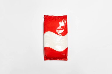 Plastik şeffaf Poşet (paket) beyaz, vakum paketine izole edilmiş tam Granüle Şeker. Yüksek çözünürlüklü fotoğraf.