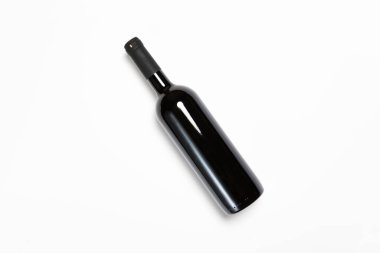 Kırmızı şarap ve beyaz arka planda izole edilmiş bir şişe. Model. Yüksek çözünürlüklü fotoğraf..