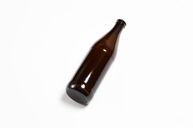 Beyaz arka planda tam kahverengi bira modeli. Yüksek çözünürlüklü fotoğraf.