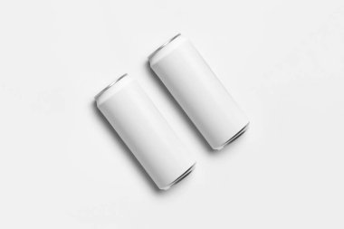 Beyaz boş soda kutuları açık gri arka planda izole edildi. Yüksek çözünürlüklü fotoğraf. Üst görünüm.