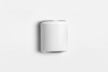 Beyaz boş soda kutusu modeli açık gri arka planda izole edildi. Yüksek çözünürlüklü fotoğraf..